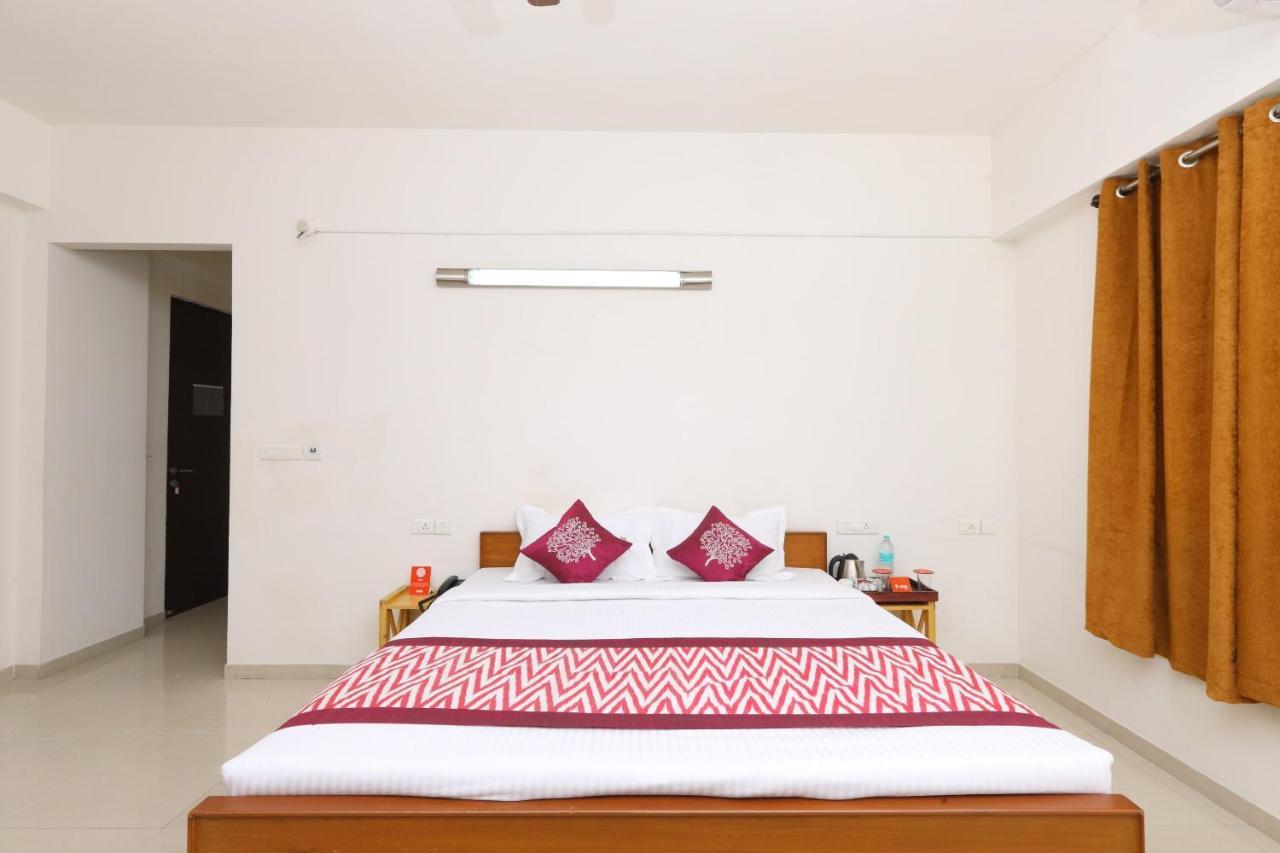 Hotel Oyo 6954 The Lawns Oragadam Esterno foto